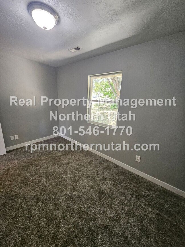 Building Photo - 902 Sullivan Dr