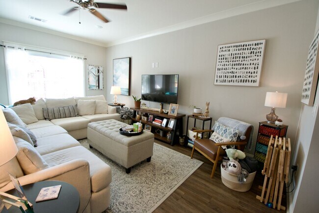Building Photo - 3 Bed 3.5 Bath Luxury Townhome in Convenient Location!