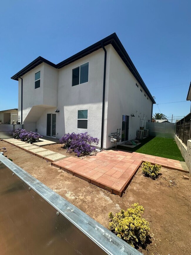 Building Photo - 202-204 Calla Avenue
