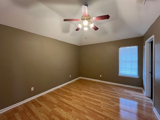 Building Photo - Renovated 3 Bedroom 2 Bath Home with 2 Car Garage for Rent!!