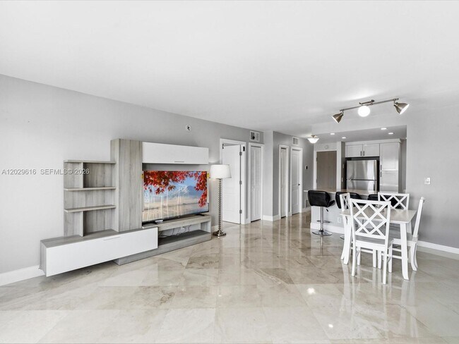 Building Photo - 340 Sunset Dr