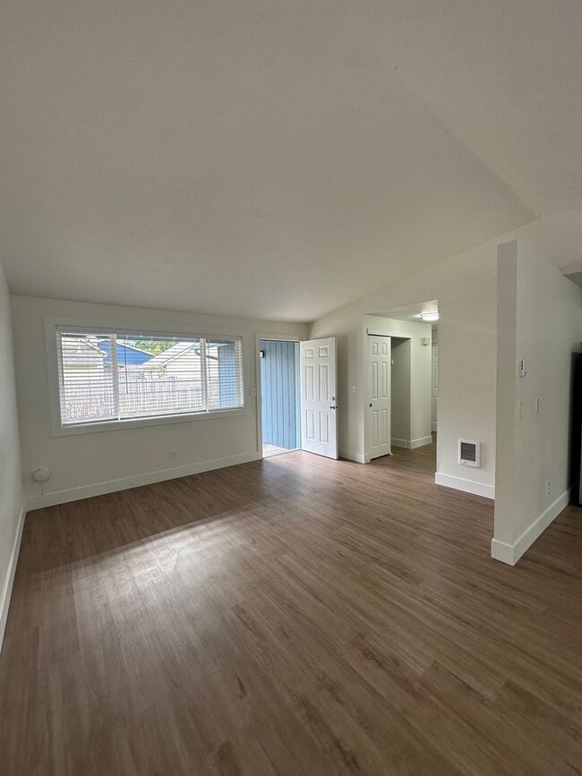 Building Photo - Stunning Fully Renovated 3-Bedroom Home in...