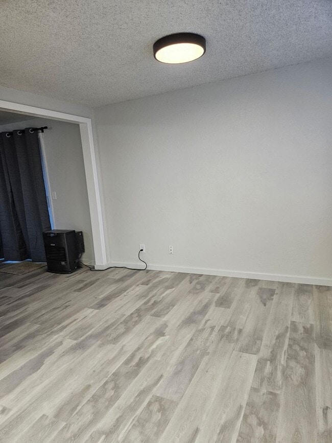Building Photo - $1650 A MONTH - 3 BEDROOM 2 BATH HOME IN LEAVITT LAKE