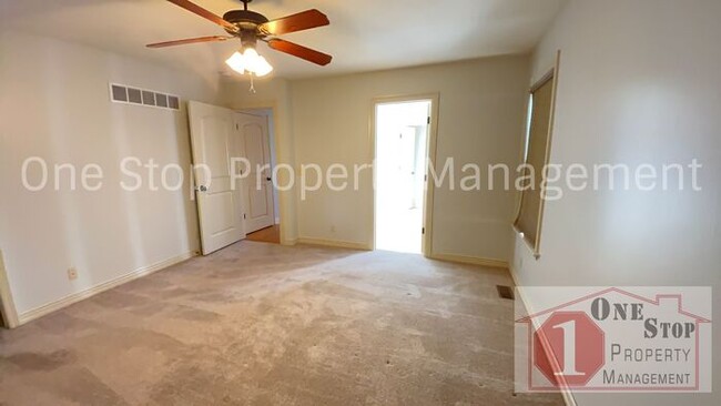 Building Photo - 5 Bedroom, 3.5 Bathroom home with 3 Car Ga...