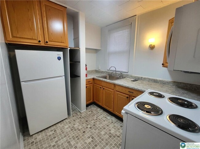 Building Photo - 817 Seneca St