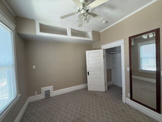 Building Photo - 1510 W Columbia Ter