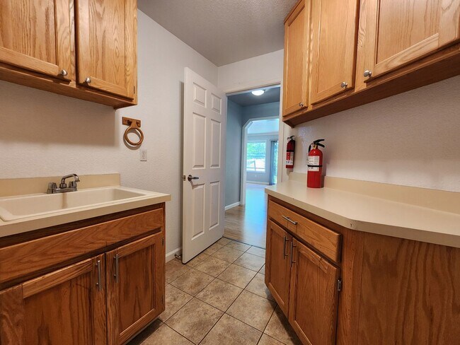Building Photo - Spacious 4 Bed / 3 Bath Windsor Home