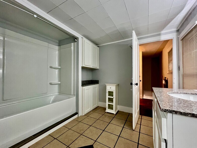 Building Photo - 408 Hillview Pl