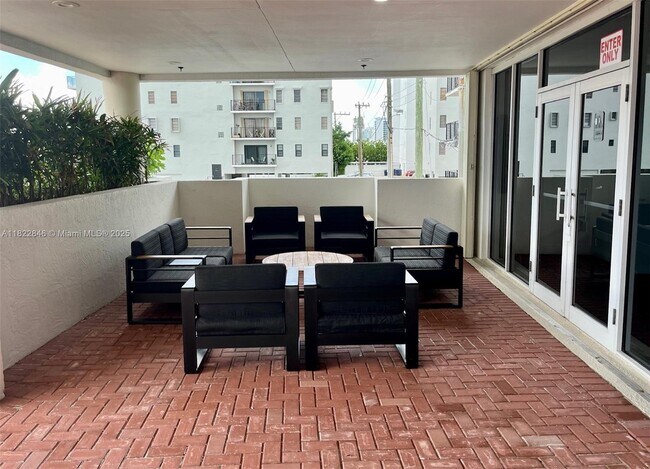 Building Photo - 6422 Collins Ave