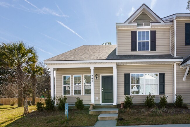 Building Photo - Three Bedroom Townhome