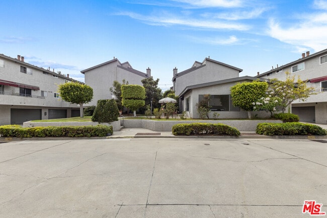 Building Photo - 15305 Berendo Ave