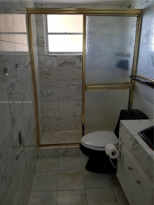 Building Photo - 220 Kings Point Dr