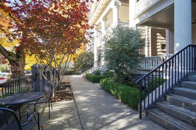 Building Photo - Beautifully Updated 2-Bed w/Condo Grade Fi...