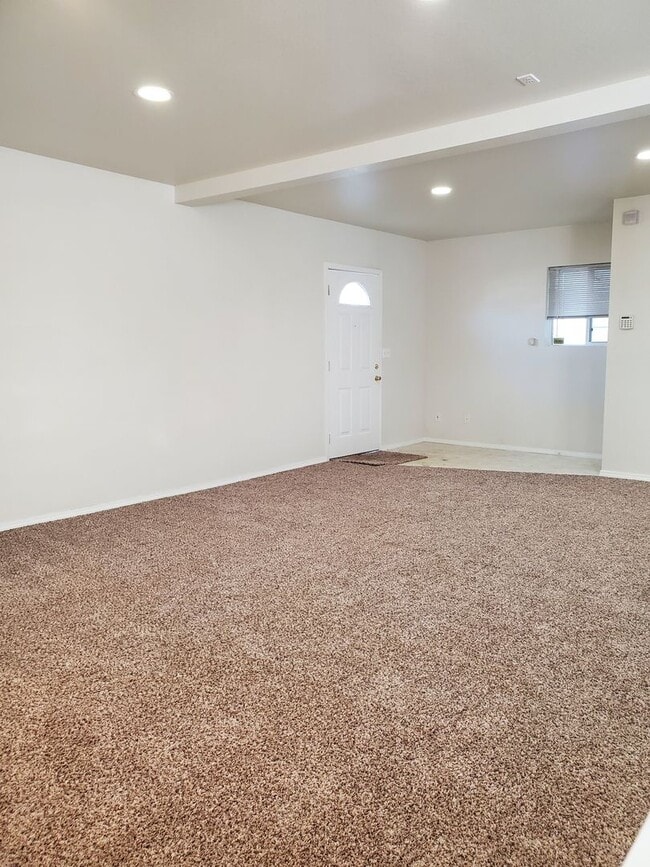 Building Photo - Large 1 Bedroom Home