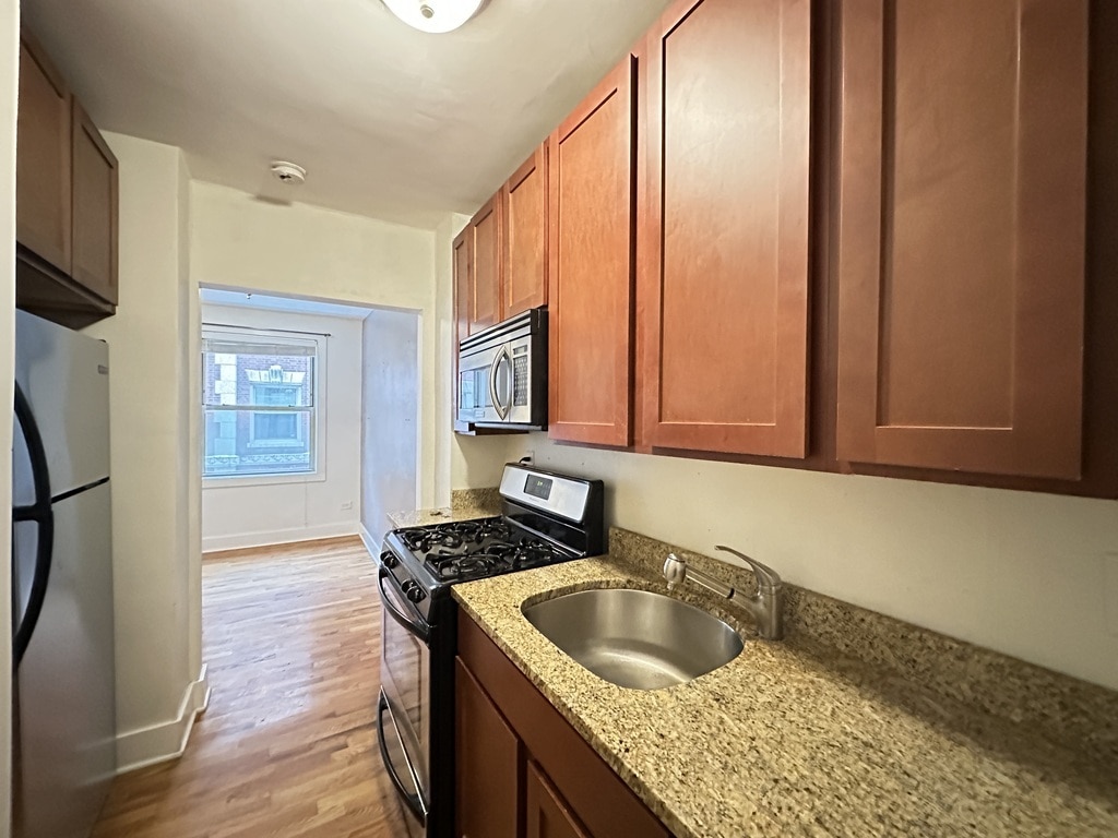 Building Photo - 521 W Surf St