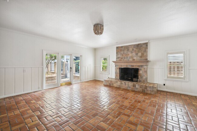 Building Photo - CHARMING 3-BEDROOM IN THE HEART OF ALAMO HEIGHTS