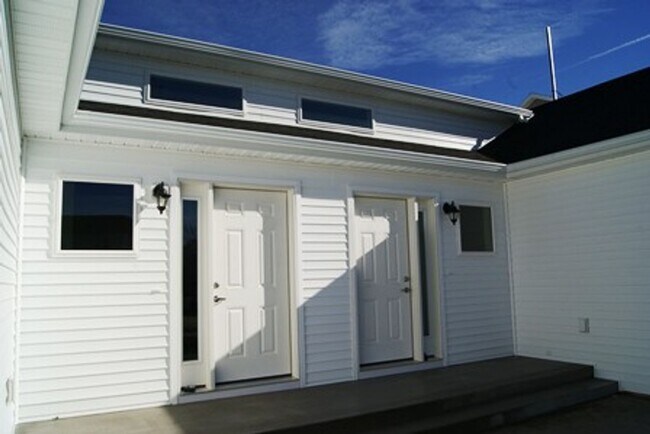 Building Photo - 3 Bed 2 Bath Twin Home