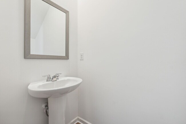 Building Photo - 633 Groover St
