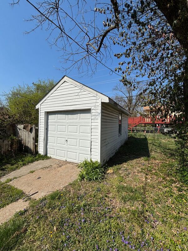 Building Photo - 6849 Roberts Ave