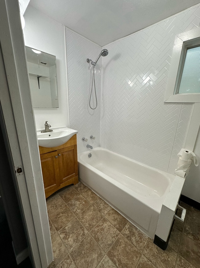 Building Photo - 2 Bedroom Apartment - Blocks From Downtown...
