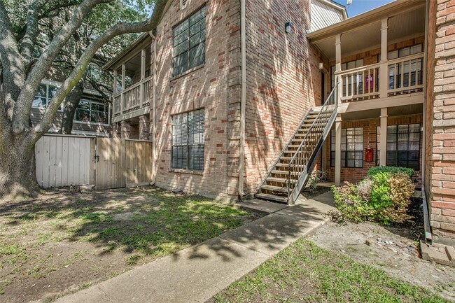 Building Photo - 2255 Braeswood Park Dr