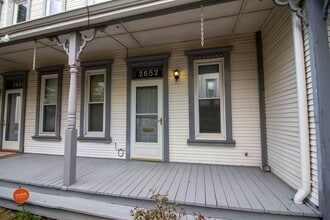 Building Photo - Large Townhome w/ garage in sought after Gate District!