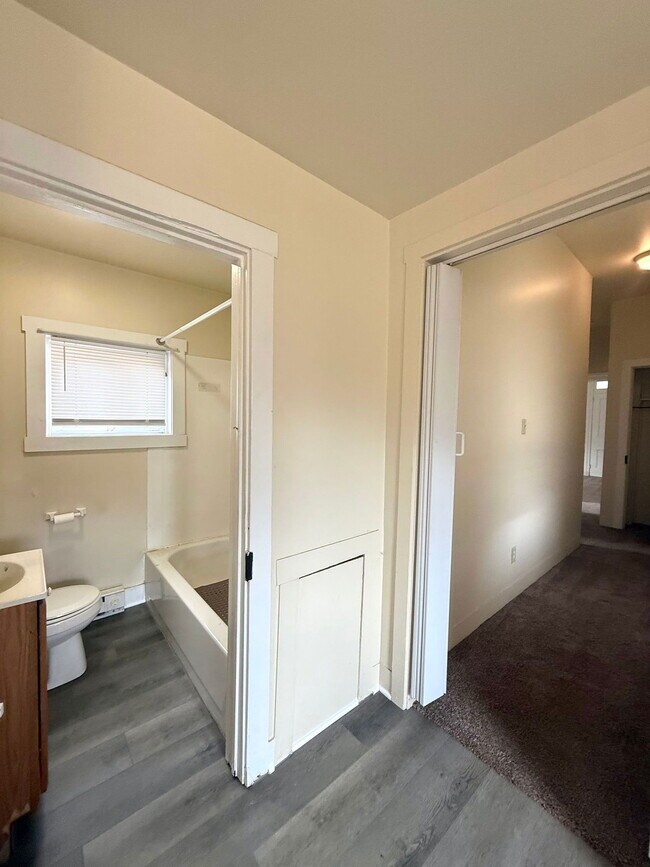 Building Photo - 154 E Main St