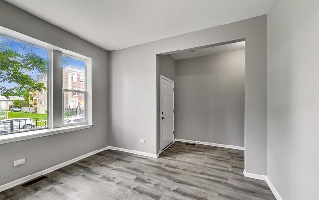 Building Photo - 3829 W Maypole Ave
