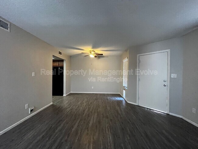 Building Photo - 2040 S Longmore