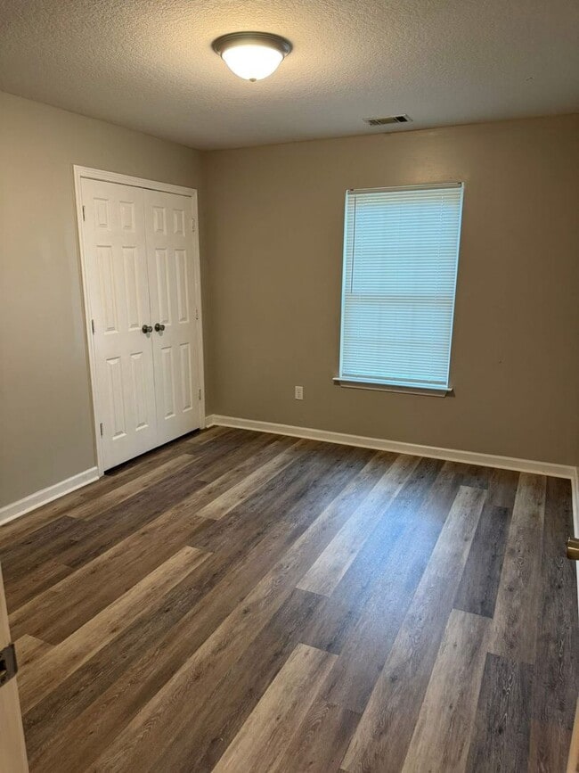 Building Photo - 3 Bed 2 Bath Apartment