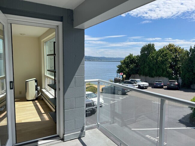 Building Photo - Lake Washington waterfront living with lak...