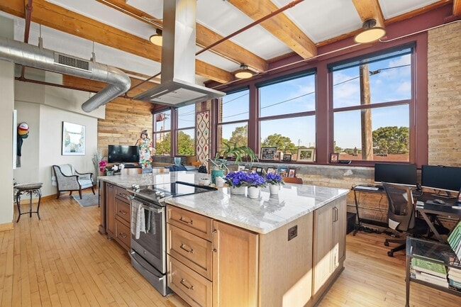 Building Photo - 215 W Maple St