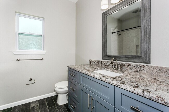 Building Photo - 4 bedroom 2 bathroom home near Eglin Air F...