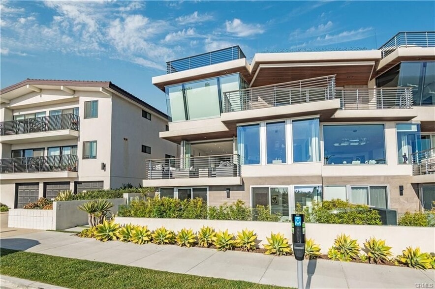 Building Photo - 810 Esplanade