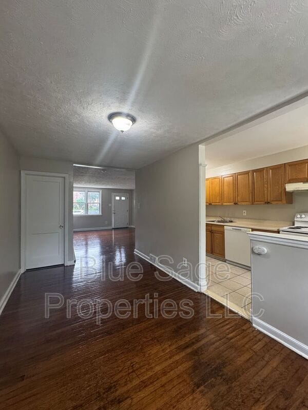 Building Photo - 554 S 4th St