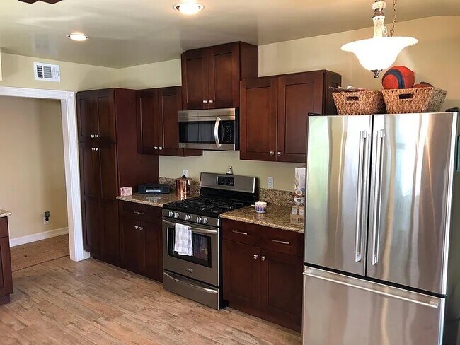Building Photo - 3329 Palos Verdes Dr N