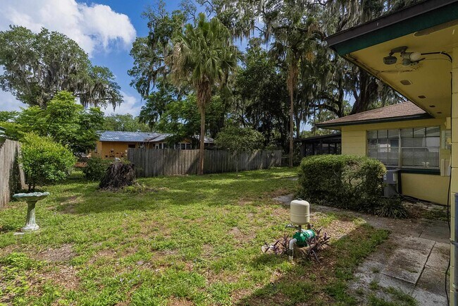 Building Photo - 494 Romano St