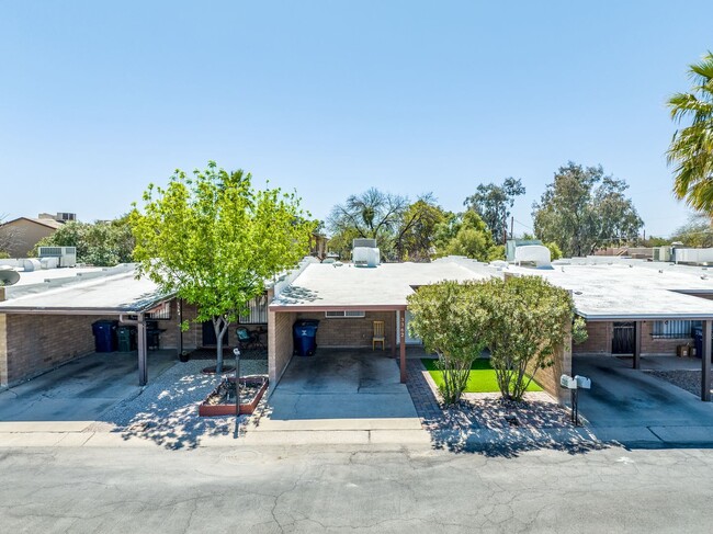 Building Photo - Fort Lowell Town Home