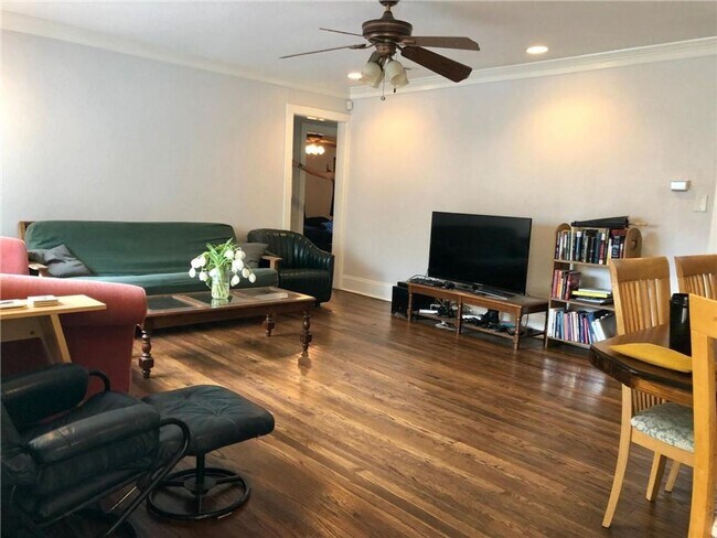 Building Photo - Great 4X2 Stand Alone Home for August!