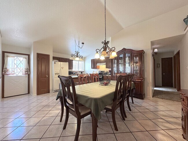 Building Photo - East El Paso 3bed/2bath Refrig A/C!