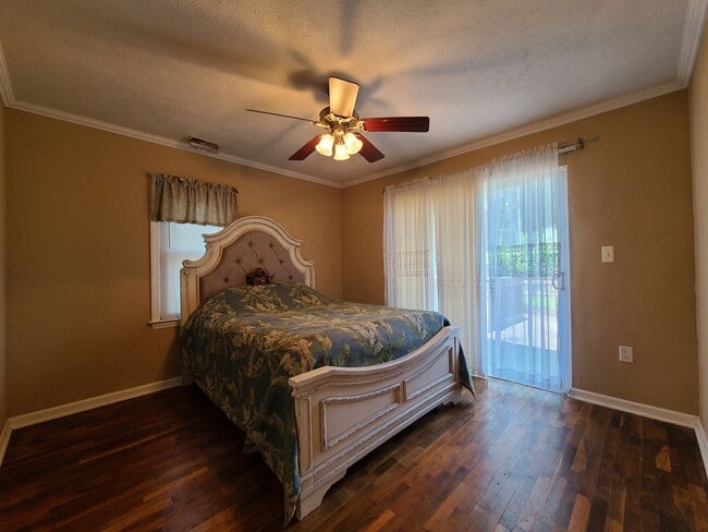 Building Photo - Furnished 2-bedroom, 1-bathroom House in S...