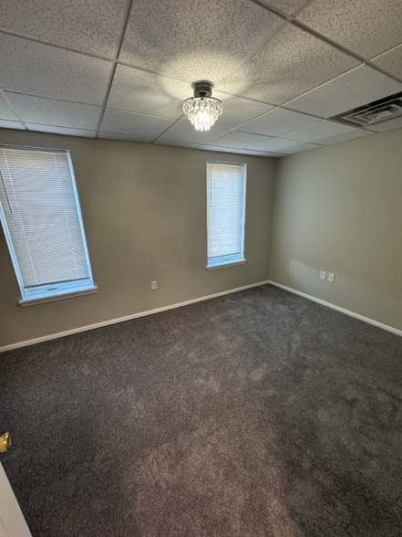 Building Photo - 431 Iroquois St