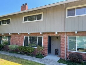 Building Photo - 2 bedroom, 2.5 bath 2 story condo now avai...