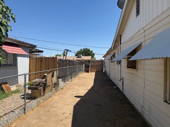Building Photo - Charming 3-Bedroom Home Near Peaceful Retirement Area – No Age Restrictions!