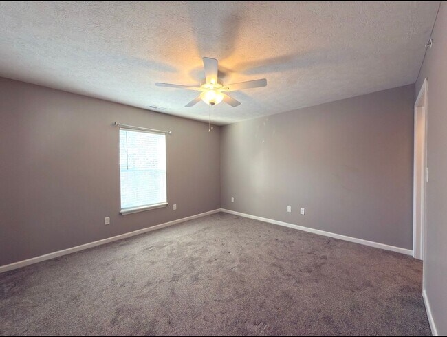 Building Photo - Ground Floor....1 Bed 1 Bath apartment