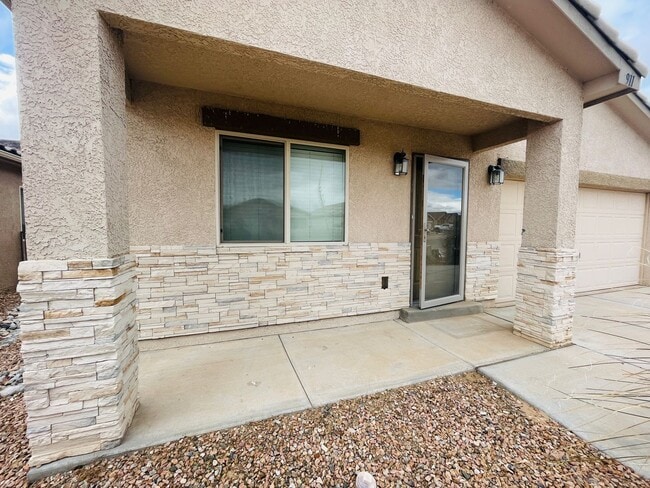 Building Photo - 3 bed 2 bath 1400 sq ft home