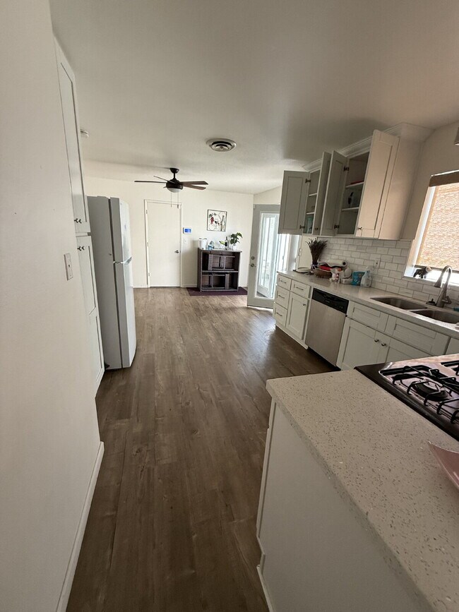 Building Photo - Solar savings on energy. 3rd bonus room.   2 Car Garage, Private Yard, Spacious upgraded interior.