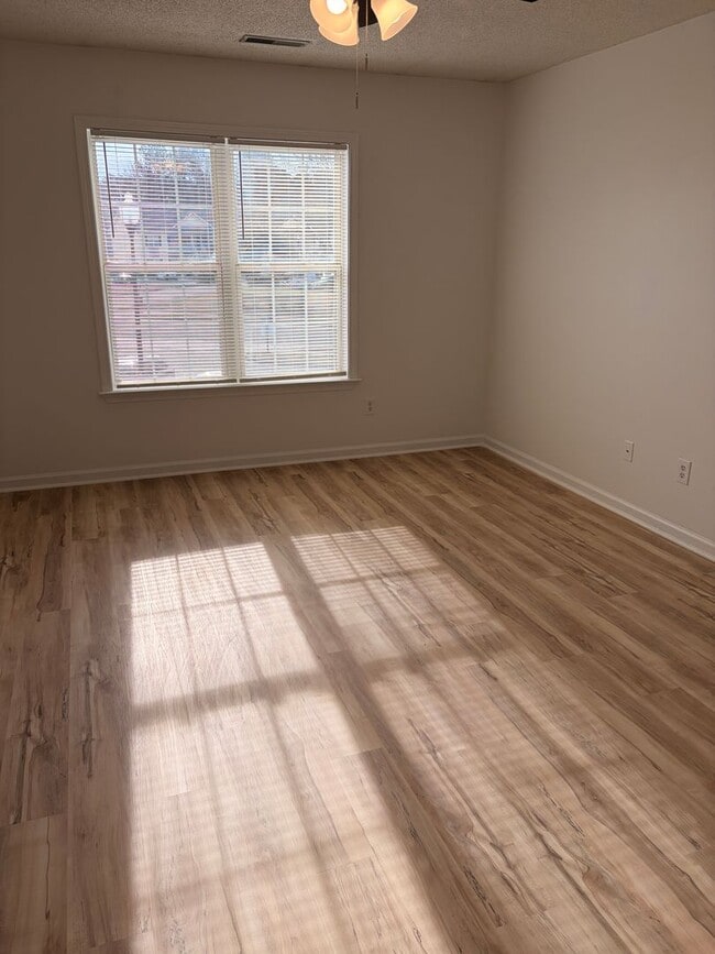 Building Photo - Q201