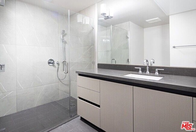 Building Photo - 837 S Harvard Blvd