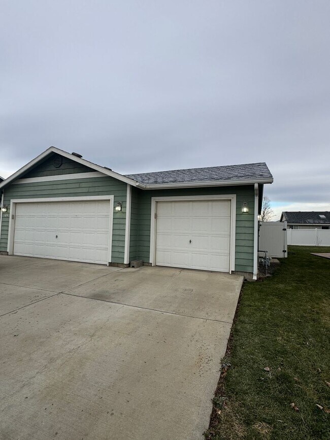 Building Photo - 509 Chelan Ave